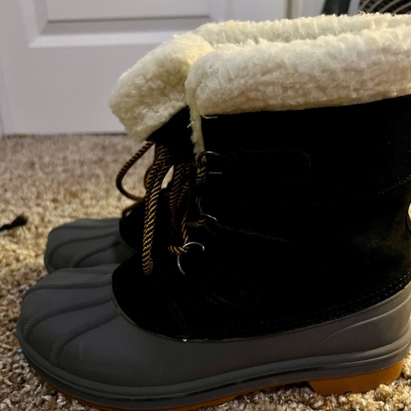 Cat and Jack Sherpa Duck Snow Boots - Size 5 - Picture 2 of 5